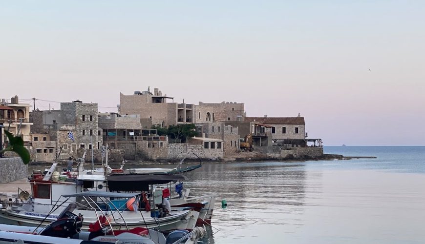 découvrez gherolimenas, un charmant village côtier du sud du péloponnèse en grèce, réputé pour ses paysages préservés, ses eaux cristallines et son ambiance authentique au cœur du magne.
