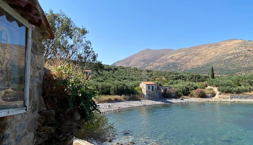 découvrez kardamili, un charmant village côtier du péloponnèse en grèce, réputé pour ses paysages naturels époustouflants, ses plages paisibles et son patrimoine historique authentique. idéal pour une escapade relaxante ou des vacances culturelles.
