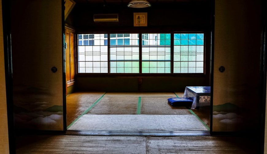 découvrez le charme authentique du ryokan, une auberge traditionnelle japonaise offrant une expérience unique d'hospitalité, de détente dans des bains onsen et de dégustation de gastronomie locale.