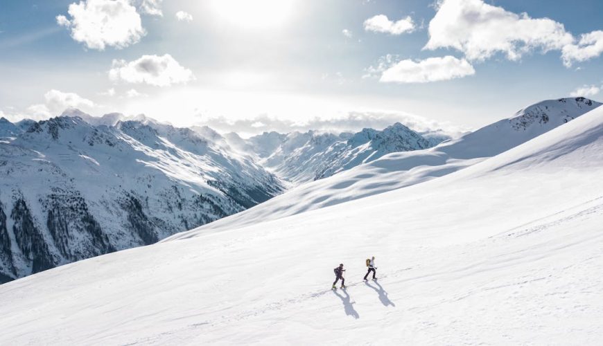 découvrez l'univers du ski, des conseils pour débutants aux meilleures stations, équipements et astuces pour profiter pleinement de la neige et des sports d'hiver.